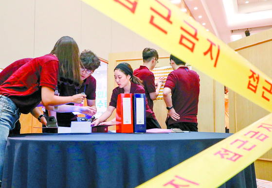 New employees of Hyundai Department Store receive training at Vivaldi Park in Hongcheon, Gangwon. [HYUNDAI DEPARTMENT STORE]