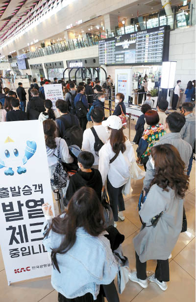 Travelers fill the domestic terminal of Gimpo International Airport in Gangseo District, western Seoul, Wednesday ahead of the holidays. [YONHAP]