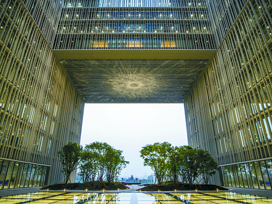 Amorepacific Group's office building in Yongsan District, central Seoul. [JOONGANG ILBO]