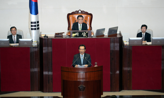 Prime Minister Chung Sye-kyun speaks to lawmakers after the second supplementary budget of 12.2 trillion won) was approved at the National Assembly on Thursday morning. [YONHAP]