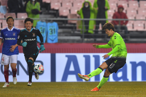 Cho, right, scores a goal during the Asian Football Association Champions League Group H match against Yokohama F. Marinos of the J1 League at Jeonju World Cup Stadium in Jeonju on Feb. 12. This was Cho’s first goal as a Jeonbuk player.[JEONBUK HYUNDAI MOTORS FC]