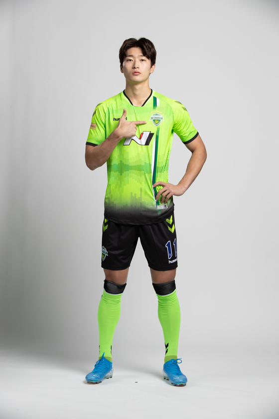 After an impressive season in the K League 2 with FC Anyang, forward Cho Gue-sung has set his sights on earning recognition on the K League stage this season, with the Jeonbuk Hyundai Motors. [JEONBUK HYUNDAI MOTORS FC]