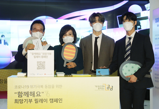 From left: Head of Gangnam District Office Jeong Sun-gyun, his wife Choi Kyeong-mi, Jaehyun and Doyoung of boy band NCT 127. [NEWS1]