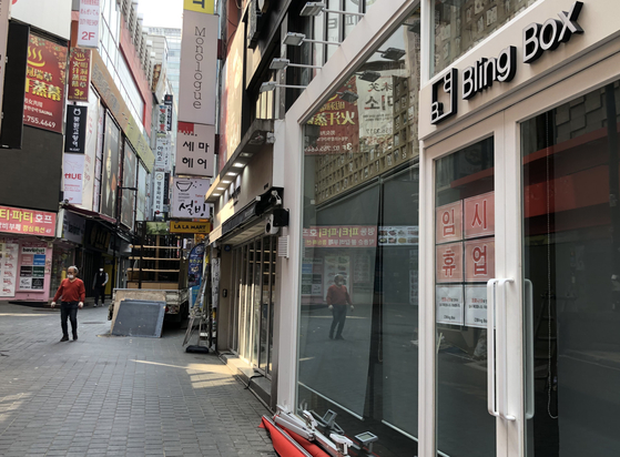 Stores closed in the popular tourist destination in Myeong-dong, censtral Seoul, on Wednesday. Small stores have been closing shops due to the coronavirus outbreak. [YONHAP] 