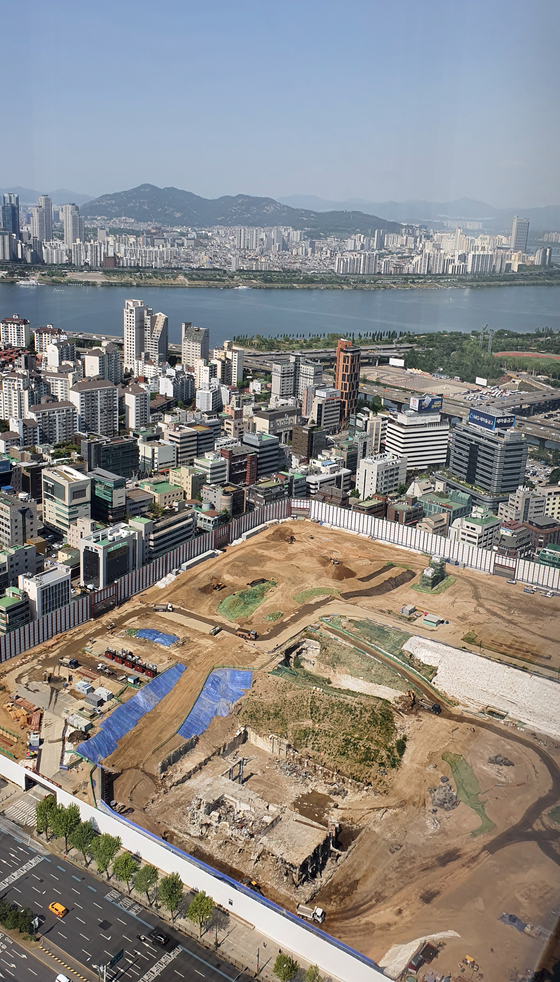 The view looking down on the construction site of Hyundai Motor’s future headquarters in Samseong-dong, southern Seoul, Wednesday. The Seoul city government has approved the construction, which will start this month. [YONHAP]