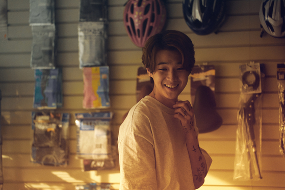 Actor Choi Woo-shik as Ki-hoon in the film ’Time to Hunt.“ During the interview, the actor revealed that Ki-hoon’s hairstyle is inspired by Leonardo DiCaprio’s hairstyle from the 1990s. [NETFLIX] 