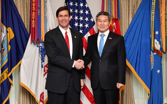 U.S. Defense Secretary Mark Esper, left, shakes hands with South Korean Defense Minister Jeong Kyeong-doo at the Pentagon in Washington on Feb. 24. [YONHAP]