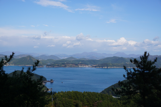 View from a trail by the sea in Hallyeohaesang National Park in Tongyeong, South Gyeongsang. [BAEK JONG-HYUN]