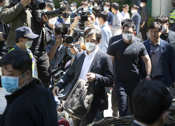 Former Justice Minister Cho Kuk leaves the Seoul Central District Court on Friday after his first trial on a slew of corruption charges. [YONHAP]