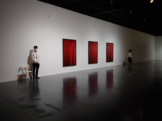 On-site staff members wearing face masks will inform visitors to stay away from the works and each other. [YOON SO-YEON]