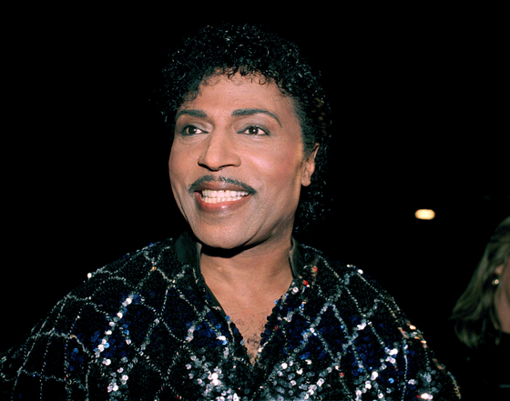 This Nov. 13, 1986, photo shows Little Richard in Los Angeles. Little Richard, the self-proclaimed ’architect of rock ‘n’ roll“ whose piercing wail, pounding piano and towering pompadour irrevocably altered popular music while introducing black R&B to white America, has died Saturday, May 9, 2020. [AP/YONHAP]