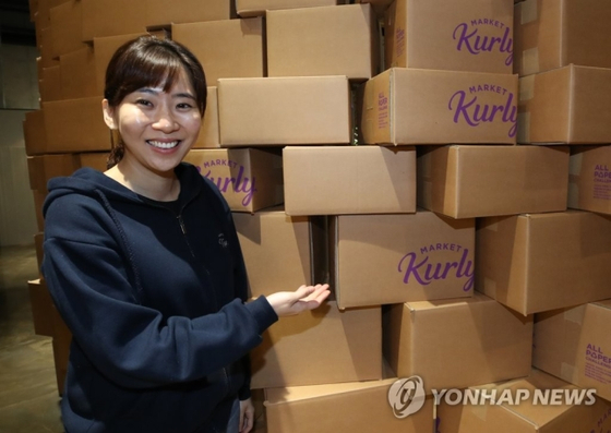 Market Kurly CEO and founder Sophie Kim at a press event held in October to promote the use of environmentally-friendly packaging for deliveries. The e-commerce operator recently secured a $163 million investment. [YONHAP]