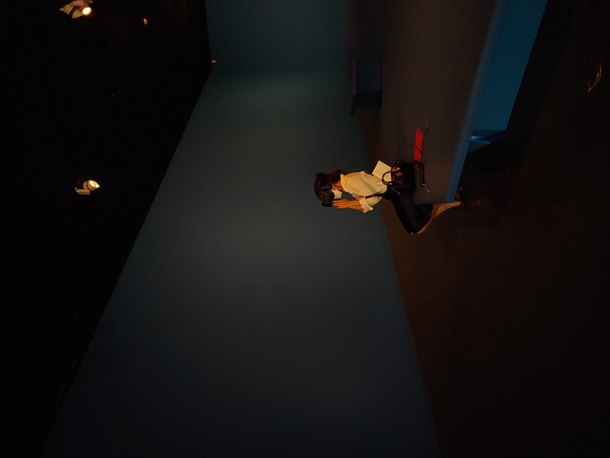 A visitor tries on a virtual reality headset at SeMA's new exhibition "Collecting For All" on Wednesday while wearing a mask. [YOON SO-YEON]