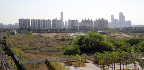 An empty lot near Yongsan station in central Seoul. The government plans to build an apartment complex with 8,000 units on the lot. [YONHAP]