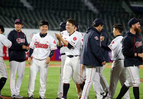 The Lotte Giants celebrate after picking up a win against the SK Wyverns at Sajik Baseball Stadium in Busan on Friday. [YONHAP] 