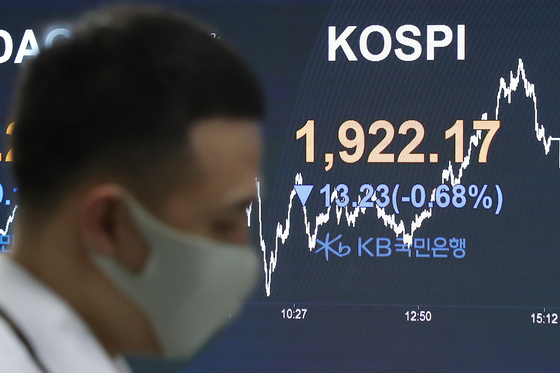 The screen in the dealing room of Hana Bank in Jung-district, central Seoul shows the benchmark Kospi for May 12. [YONHAP]