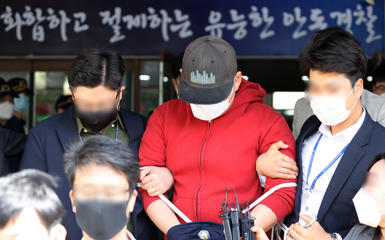 The suspect allegedly behind an online pornography ring known by the internet alias "God God" leaves a police precinct in Andong, North Gyeongsang, to attend a court hearing for his arrest on Tuesday. [YONHAP] 