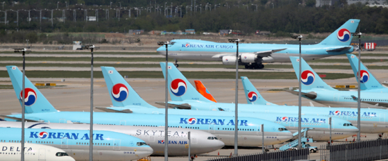 Korean Air Lines carriers at the Incheon International Airport on Wednesday. The airline on Wednesday announced it will issue 1 trillion won ($816 million) worth of new shares. [YONHAP]