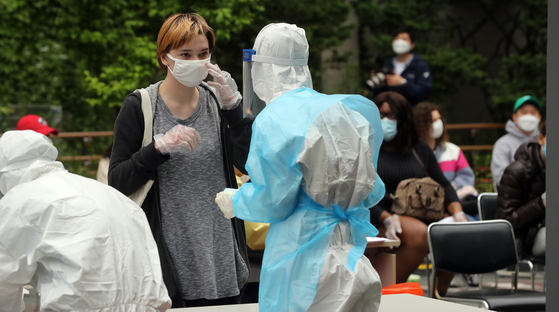 A foreign student gets tested for Covid-19 at a community health center in Seongdong District, eastern Seoul, on Tuesday after quarantine authorities revealed that 102 coronavirus cases are linked to clubs and bars in Itaewon-dong in central Seoul. [YONHAP]