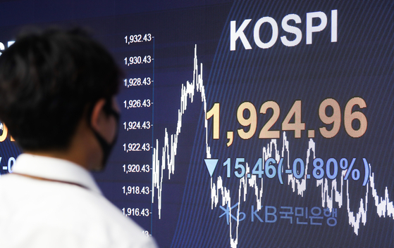 The screen in the dealing room of Hana Bank in Jung-district, central Seoul shows the benchmark Kospi for May 14. [YONHAP]