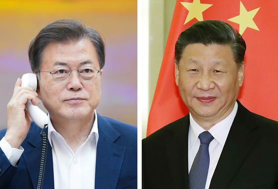 President Moon Jae-in, left, had a phone conversation with Chinese President Xi Jinping, right, on Wednesday night.  [YONHAP] 