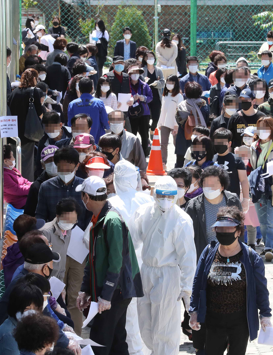 Students of Seum Hagwon and adherents of Palbok Church wait for Covid-19 testing at the Michuhol District Office in Incheon Wednesday upon hearing their members tested positive. The infections were traced to a Seum Hagwon instructor who visited King Club in Itaewon-dong, central Seoul, early this month. [NEWS1] 