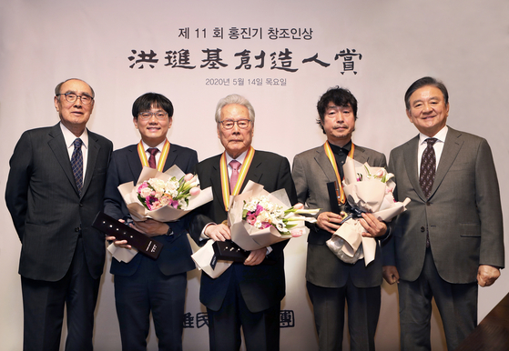 Recipients of the 11th Yumin Awards held Thursday at the Westin Chosun in central Seoul. From left: Lee Hong-koo, former prime minister and current chairman of the board of the Yumin Cultural Foundation; Chang Hye-shik, professor in the Department of Biological Sciences at Seoul National University; former culture minister Lee O-young; playwright and director Koh Sun-woong; and JoongAng Holdings Chairman Hong Seok-hyun. [PARK SANG-MOON]