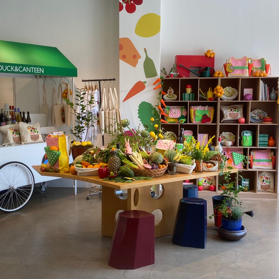 In collaboration with multi-shop Beaker, By Edit is running a pop-up store in central Seoul’s Yongsan District to introduce salad edition bags and books, as well as wine recommendations to pair with various recipes. [BY EDIT] 