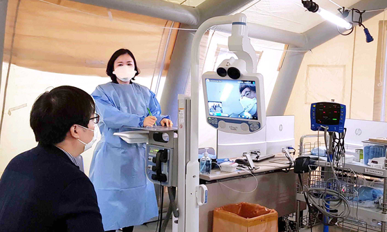 A man receives telemedicine services at a health center operating to prevent the spread of the coronavirus at Myongji Hospital in Goyang, Gyeonggi. [YONHAP]