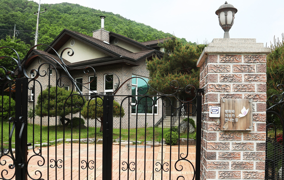 The gates are shut Sunday at a house in Sangjung-ri, Geumgwang-myeon, in the city of Anseong in Gyeonggi, that was supposed to be used as a facility for "comfort women" victims. The house was purchased by a civic group in 2013 reportedly at much higher price than the market value . [YONHAP]