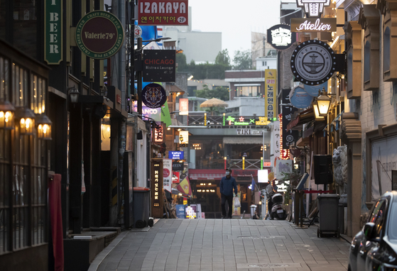 A street in Itaewon-dong, central Seoul, is relatively empty over the weekend after a cluster of infections emerged at several night clubs in the area throughout this month. [YONHAP]
