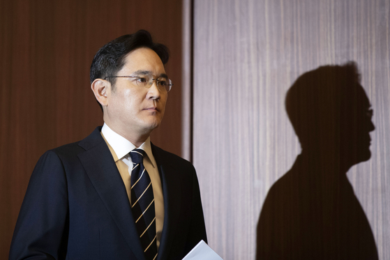Samsung Electronics Vice Chairman Lee Jae-yong enters a conference room at the company's office in Seocho-dong, southern Seoul, on May 6 to apologize for past wrongdoings. [YONHAP] 