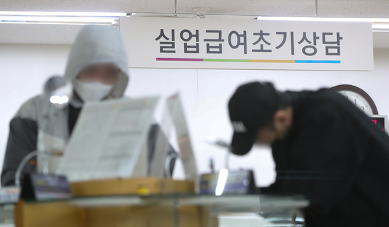  An applicantfiles out a form to receive unemployment benefits at the employment and welfareplus center in Seoul Regional Employment and Labor Office in central Seoul lastmonth. [NEWS1]