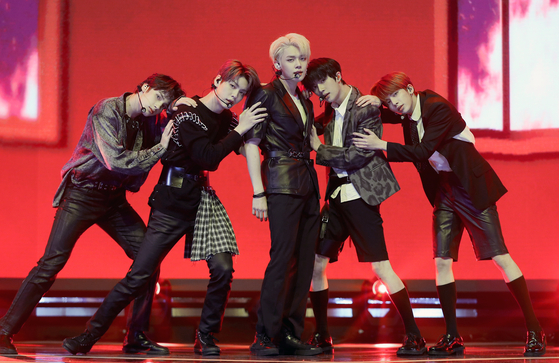 Tomorrow X Together performs the lead track off of its second EP "The Dream Chapter: Eternity" during a showcase held on Monday at the Yes24 Live Hall in eastern Seoul. [ILGAN SPORTS]