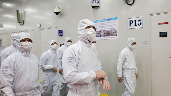 Samsung Electronics Vice Chair Lee Jae-yong, second from right, examines the semiconductor plant in Xian of Shaanxi Province, China, on Monday. [SAMSUNG ELECTRONICS]