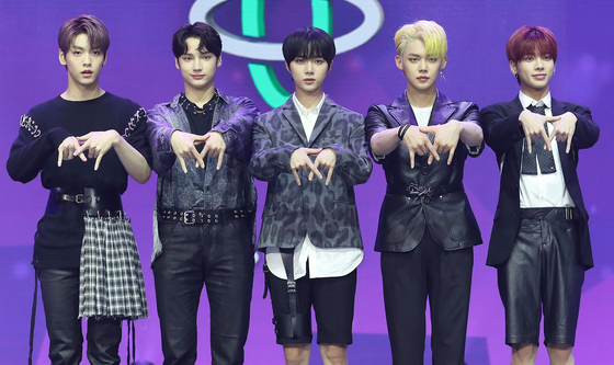 Tomorrow X Together stands for photos at the showcase for its second EP "The Dream Chapter: Eternity" held on Monday at the Yes24 Live Hall in eastern Seoul. [ILGAN SPORTS]