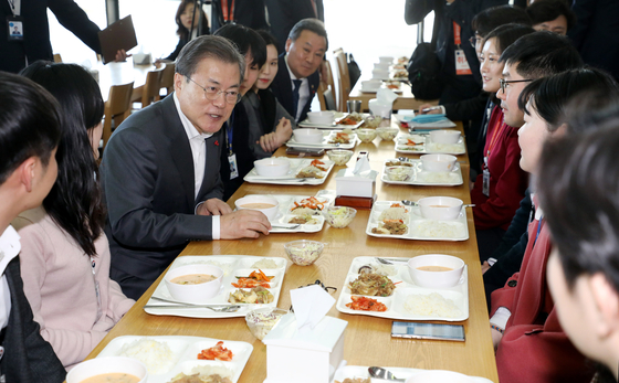President Moon Jae-in, far left, joins a lunch with newly hired civil servants at a cafe in the Central Government Complex in Sejong, Jan. 21. [JOINT PRESS CORPS]