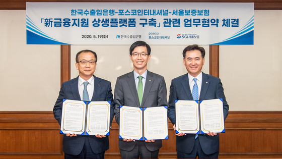 From left are Posco International President and CEO Joo Si-bo, Export-Import Bank of Korea Chairman and President Bang Moon-kyu and SGI President and CEO Kim Sang-taek. The three organizations on Tuesday signed a business agreement to support small- and mid-sized components manufacturers. [POSCO INTERNATIONAL]