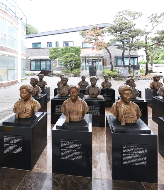 Busts of former ’comfort women“ victims who have passed away on display at the House of Sharing, a shelter for them in Gwangju, Gyeonggi. [YONHAP]