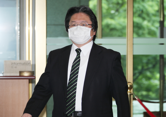 Hirohisa Soma, a senior official from the Japanese Embassy in Korea, enters the Foreign Ministry building in central Seoul Tuesday. Seoul lodged a formal complaint over Tokyo’s claims over the Dokdo islets in its 2020 Diplomatic Bluebook. [YONHAP]