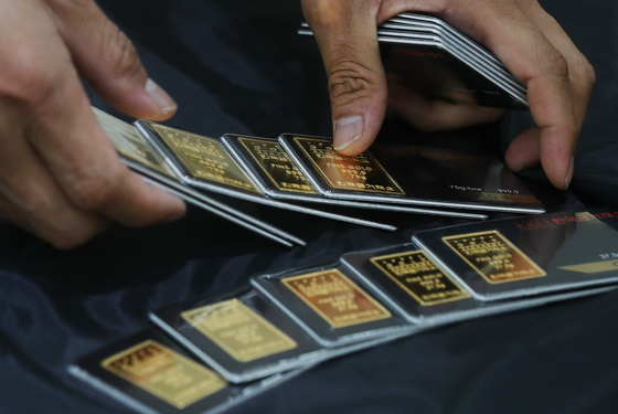 Thin gold bars are displayed at the Korea Gold Exchange in central Seoul on Tuesday. According to the Korea Exchange on Tuesday, gold has risen 21 percent compared to the end of last year. [YONHAP]