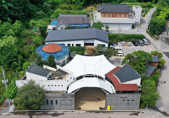 The House of Sharing in Gwangju, Gyeonggi, is pictured Tuesday after facing allegations of misusing donations for ’comfort women“ victims by seven staff members. [YONHAP]