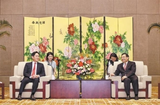 Samsung Electronics Vice Chairman Lee Jae-yong, left, speaks with Hu Heping, Communist Party Secretary of Shaanxi Province, on May 18 during his trip to China. [SHAANXI DAILY]