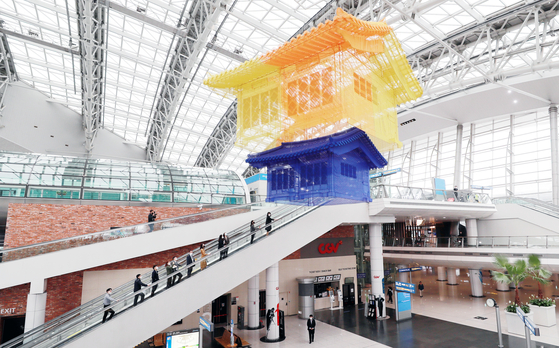 A piece by artist Seo Do-ho exhibited at Incheon International Airport’s Terminal 1 on Tuesday. The airport is also displaying the works of two other artists, Bahk Seon-ghi and Je Baak. The airport said the goal of the exhibition is to introduce Korean culture to foreign travelers at the airport. [YONHAP]