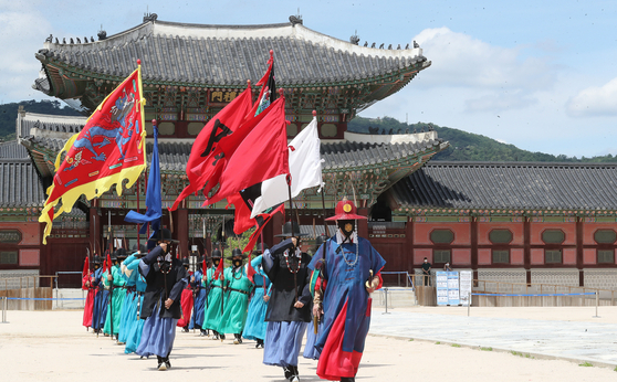 Re-enactors resume the change of guard ceremony, which had been suspended due to the coronavirus outbreak, at Gyeongbok Palace in central Seoul on Wednesday. The ritual is carried out everyday except for Tuesdays. [NEWS1]