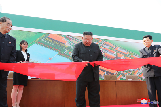 North Korean leader Kim Jong-un's last appearance at a fertilizer factory in Sunchon, South Pyongan Province, on May 1. [YONHAP]
