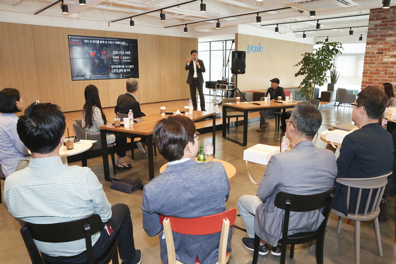 KT CEO Koo Hyun-mo speaks to venture capitalists about ways to find business opportunities in the Covid-19 crisis, in Gangnam, southern Seoul, Thursday. [KT] 