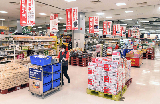 Pickers pick up items at Homeplus Kintex branch in Goyang, Gyeonggi on May 15. The store is empty because it is early in the morning before the store opens. [HOMEPLUS]