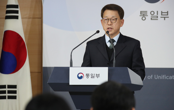Unification Ministry spokesman Yoh Sang-key delivers a regular press briefing at the Central Government Complex in central Seoul on Sunday. [YONHAP]