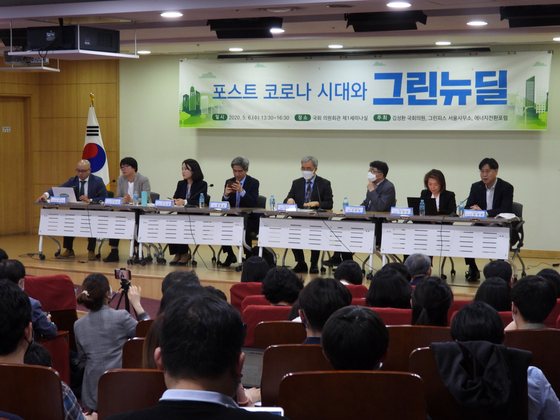  Panelists debate how to achieve a Green New Deal in the post-coronavirus era at the National Assembly on May 6. [KANG CHAN-SU] 